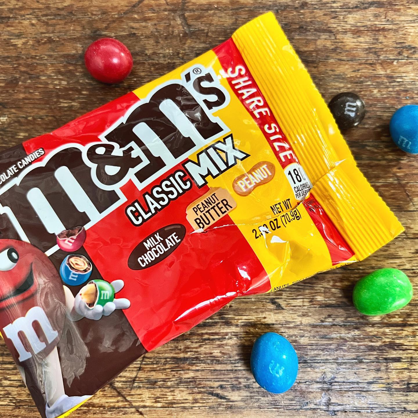 This is for the indecisive! Now we know peanut butter M&Ms are the BEST. 🙌🏼 #classicmix #peanutbuttermandms